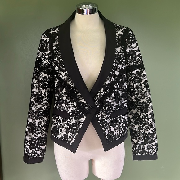 ⭐️CHANEL Runway Cruise 2014 Black & White Lace Blazer Size 38 MSRP $6200⭐️ - Picture 1 of 15